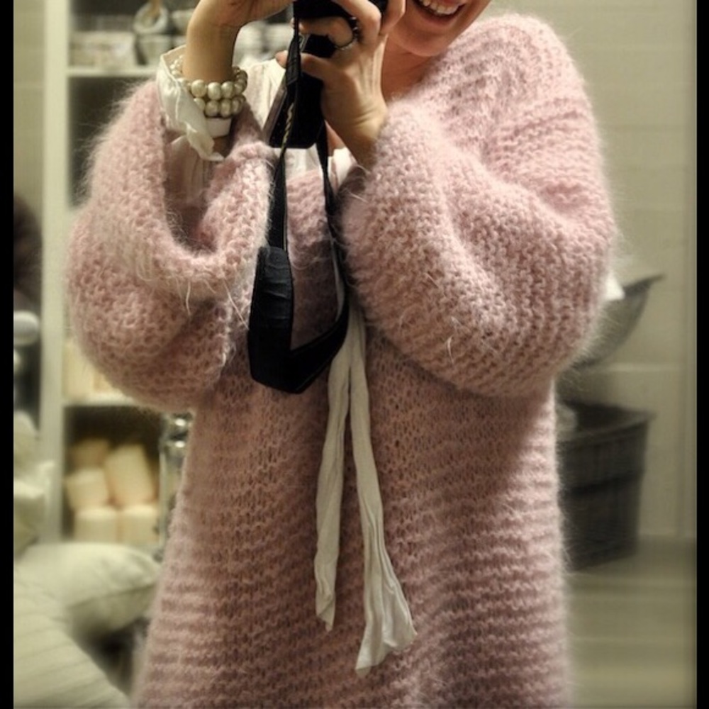 HI! I’M GWYNETH, GET YOUR SOFT COZY WARM SWEATERS!